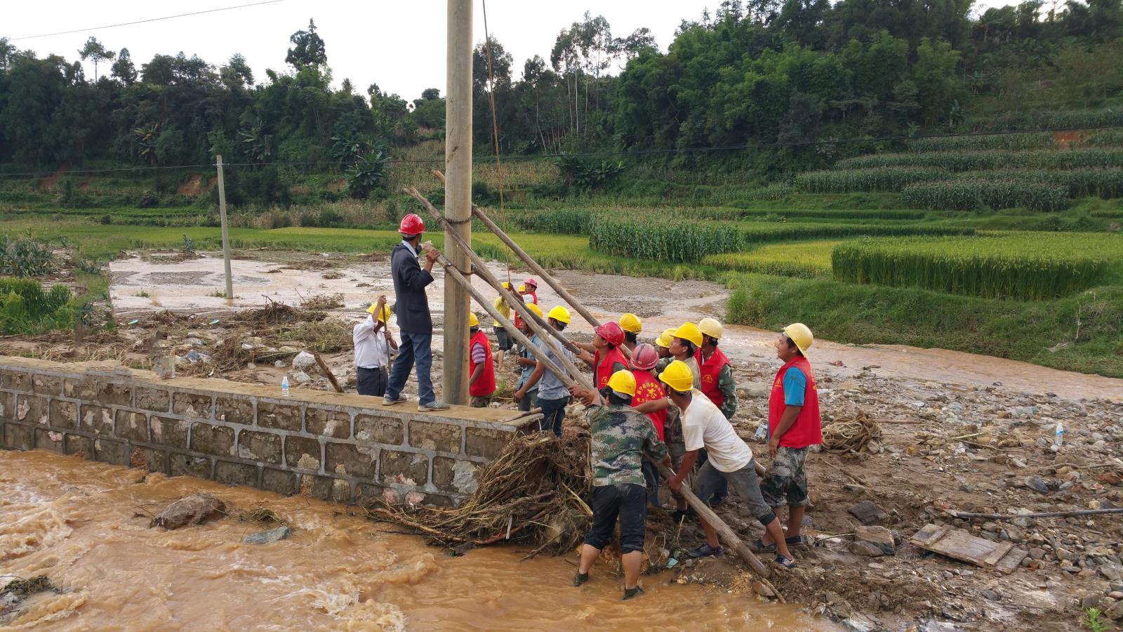 2015年9月19日，昌寧分公司應(yīng)對9·16地質(zhì)災(zāi)害，昌寧田園鎮(zhèn)新城社區(qū)10千伏電力線路搶修.jpg